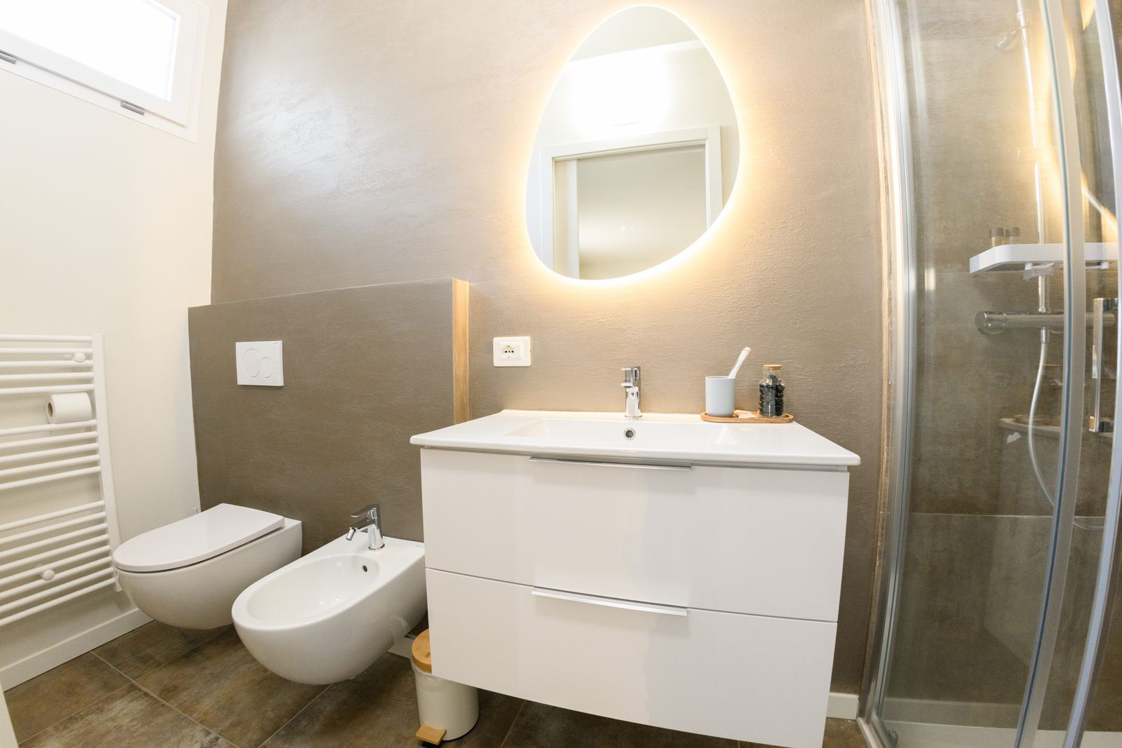 Bagno con doccia e specchio a goccia