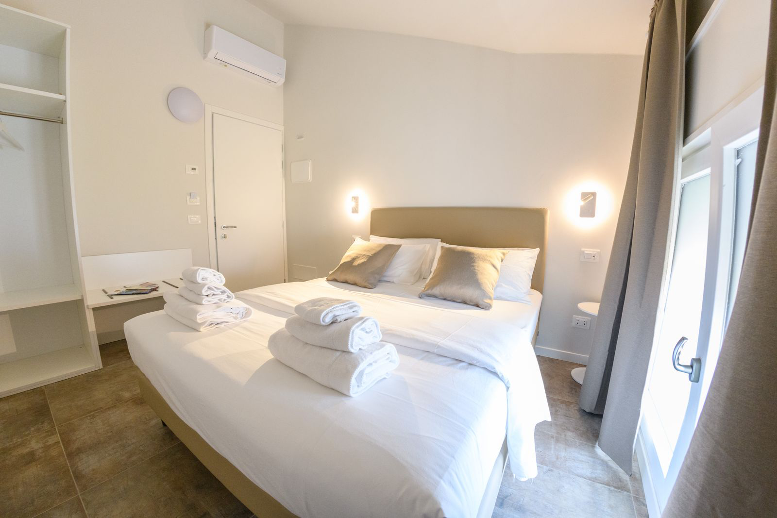 Camera con letto matrimoniale