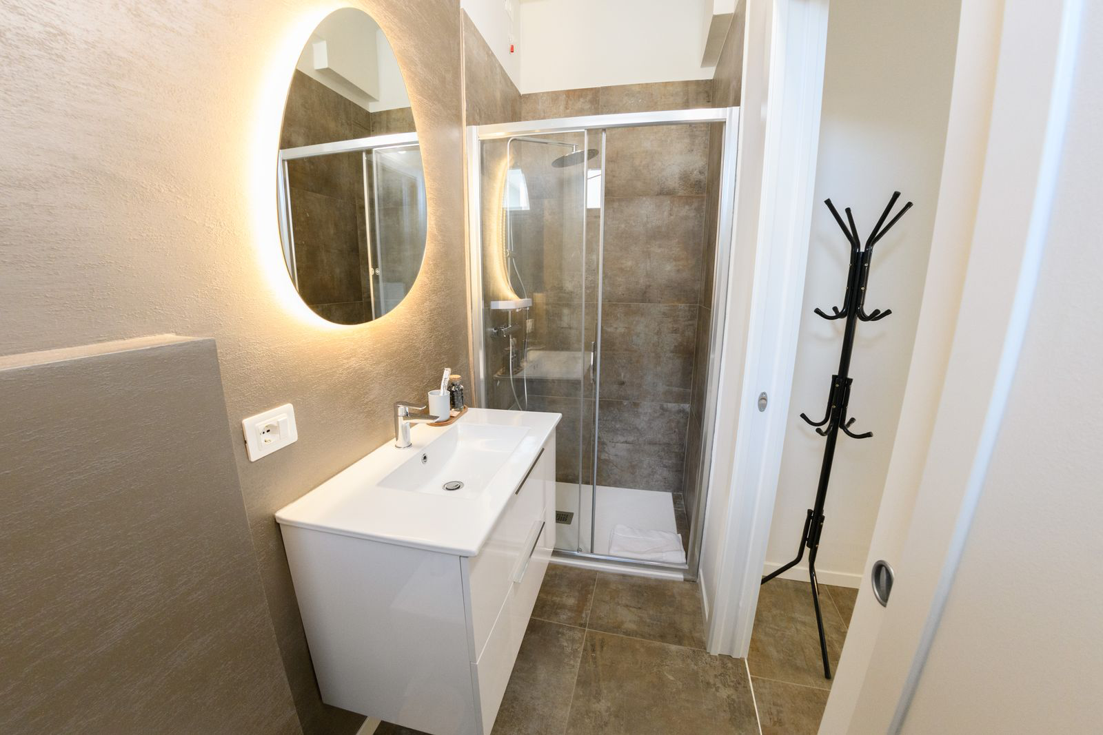 Bagno con doccia e specchio a goccia